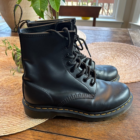 Dr. Martens Shoes - DR. MARTENS 1460 8-EYE BOOT IN BLACK SMOOTH LEATHER - SIZE 7
